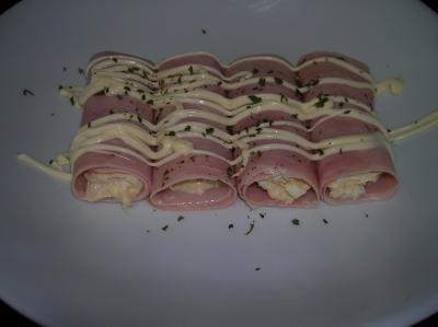 ROLLITOS DE JAMON RELLENOS